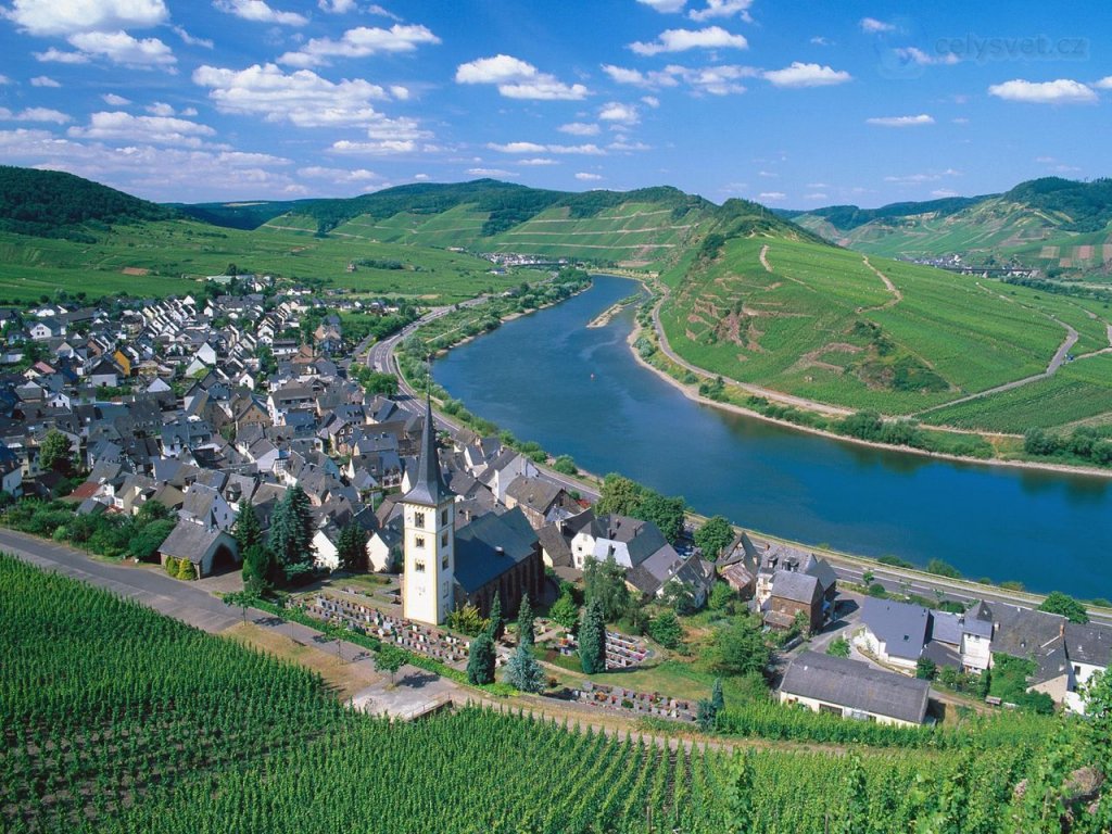 Foto: City Of Bremm And Moselle River, Germany