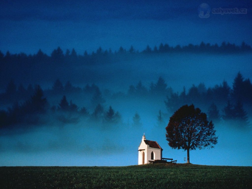 Foto: Tiny Church Overlooking Misty Valley, Germany