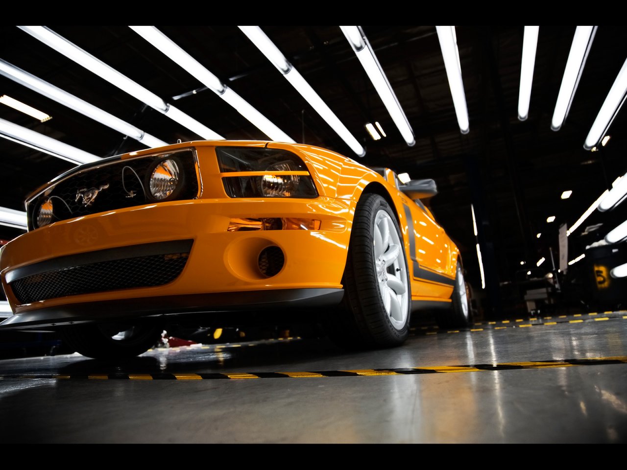 Foto: Saleen 302 Parnelli Jones Limited Edition Mustang Front Angle Bottom (2007)