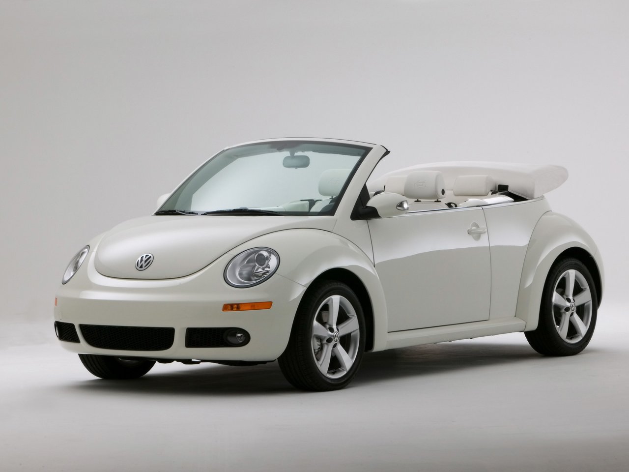 Foto: Volkswagen New Beetle Convertible Triple White Special Edition Side Angle Top Up (2007)