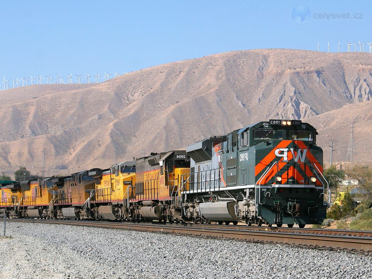 Foto: Union Pacific Heritage Locomotive 1983,  Western Pacific, Passes Through Cabazon, California