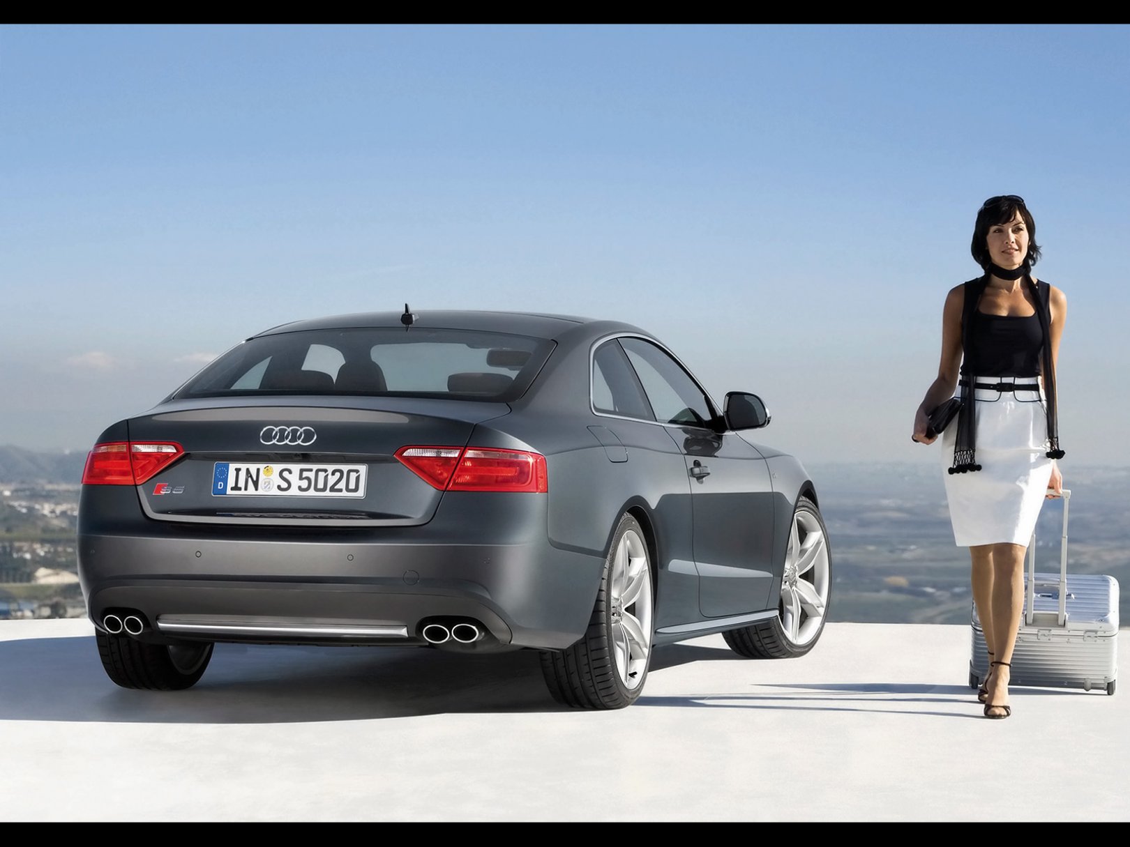 Foto: Audi S5 Rear Angle Woman (2008)
