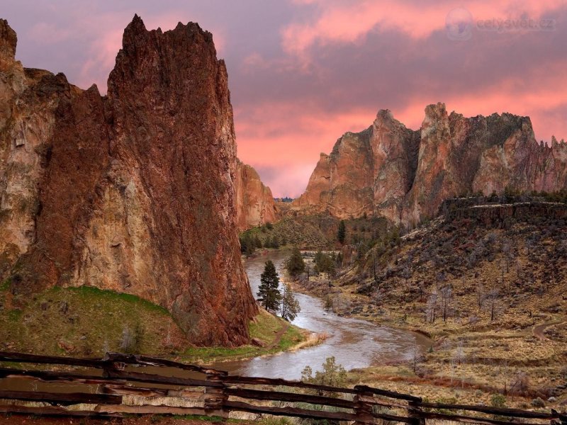 Foto: Smith Rock State Park At Sunrise, Oregon