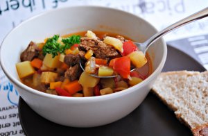 Recept online: Bramborov rag: Brambory se zeleninou, rybou, klobsou, koenm, kapari a smetanou 