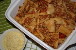 Recept online: Italsk specialita z vepovho masa a tstovin: Mlet vepov maso duen na vn s bylinkami a zeleninou zapeen s tstovinami a srovou omkou