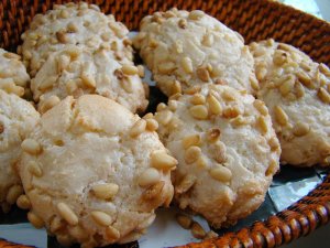 Recept online: Kokosky s mandlemi: Tradin kokosky, kehk a mkk, zdoben mandlemi