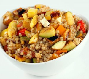 Recept online: Kuskus se zeleninou a krabm masem: Lehk zdrav jdlo - kombinace kuskusu, zeleniny a krabho masa