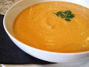 Recept online: Mrkvov polvka na orientln zpsob: Mixovan mrkvov polvka s chilli , pomeranovou vou a zzvorovou smetanou