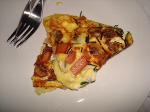 Recept online: Omeleta se zeleninou a ampiony: Tradin omeleta s pikantn npln z papriky, rajat a ampion okoenn omkou tabasco