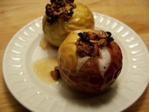 Recept online: Peen jablka s mandlemi a vanilkovou omkou: Peen jablka s npln ze lehanch blk, mandl, skoice, rozinek a calvadosu podvan s omkou ze smetany a vanilkovho cukru